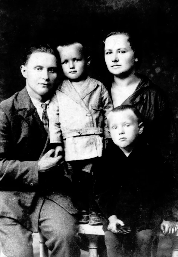 Трохгадовы Саша Адамовіч з бацькамі і братам