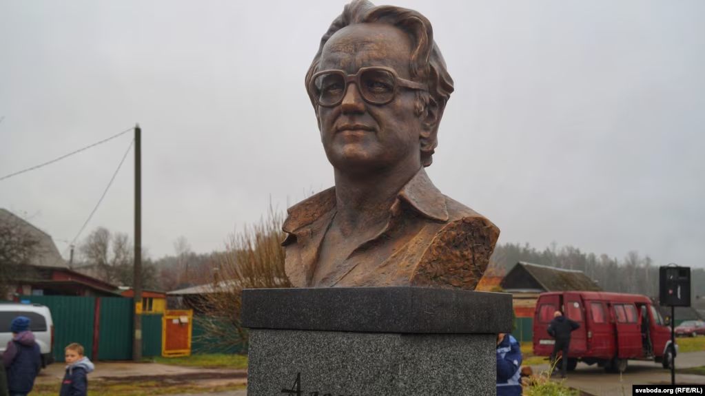 Бюст Алеся Адамовіча