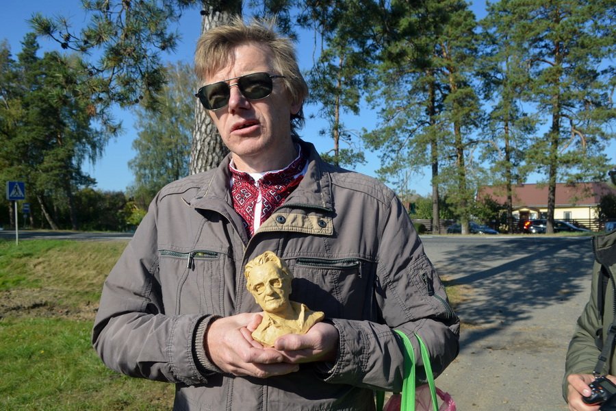 Генік Лойка з макетам бюста Алеся Адамовіча